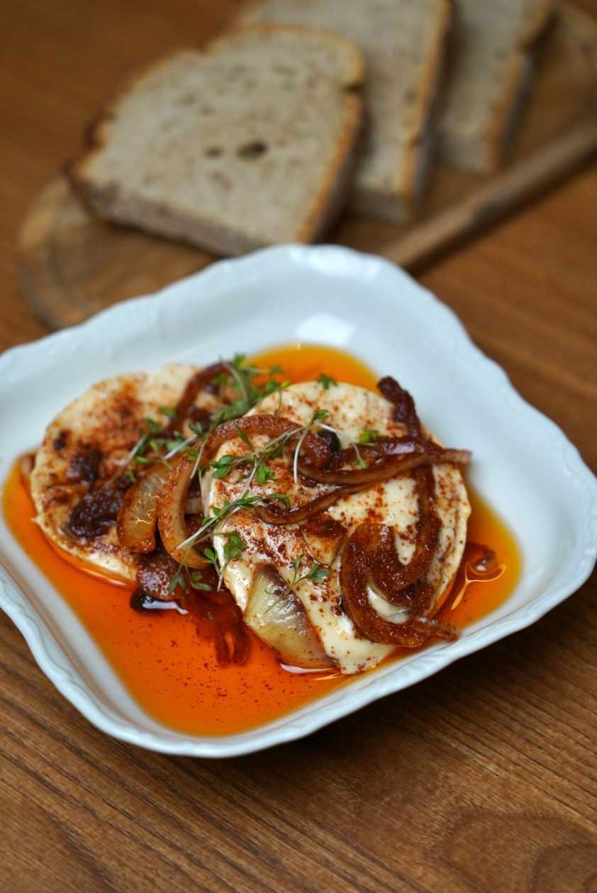 NAKLÁDANÝ HERMELÍN S CIBULÍ, ČESNEKEM A KOŘENÍM🍺