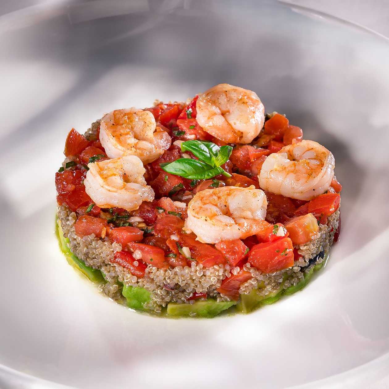 Salată de quinoa cu creveți și avocado