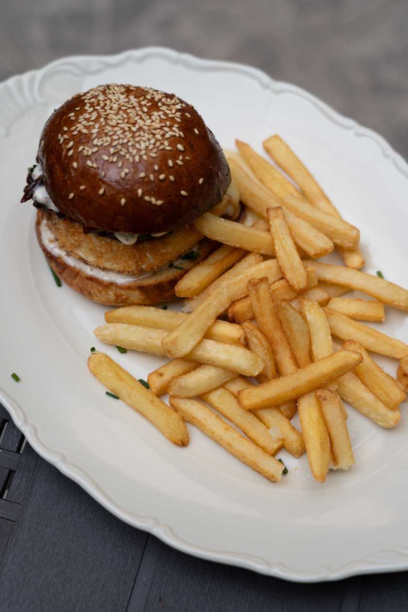 HERMELÍNOVÝ BURGER V MÁSLOVÉ BRIOŠCE S HRANOLKAMI