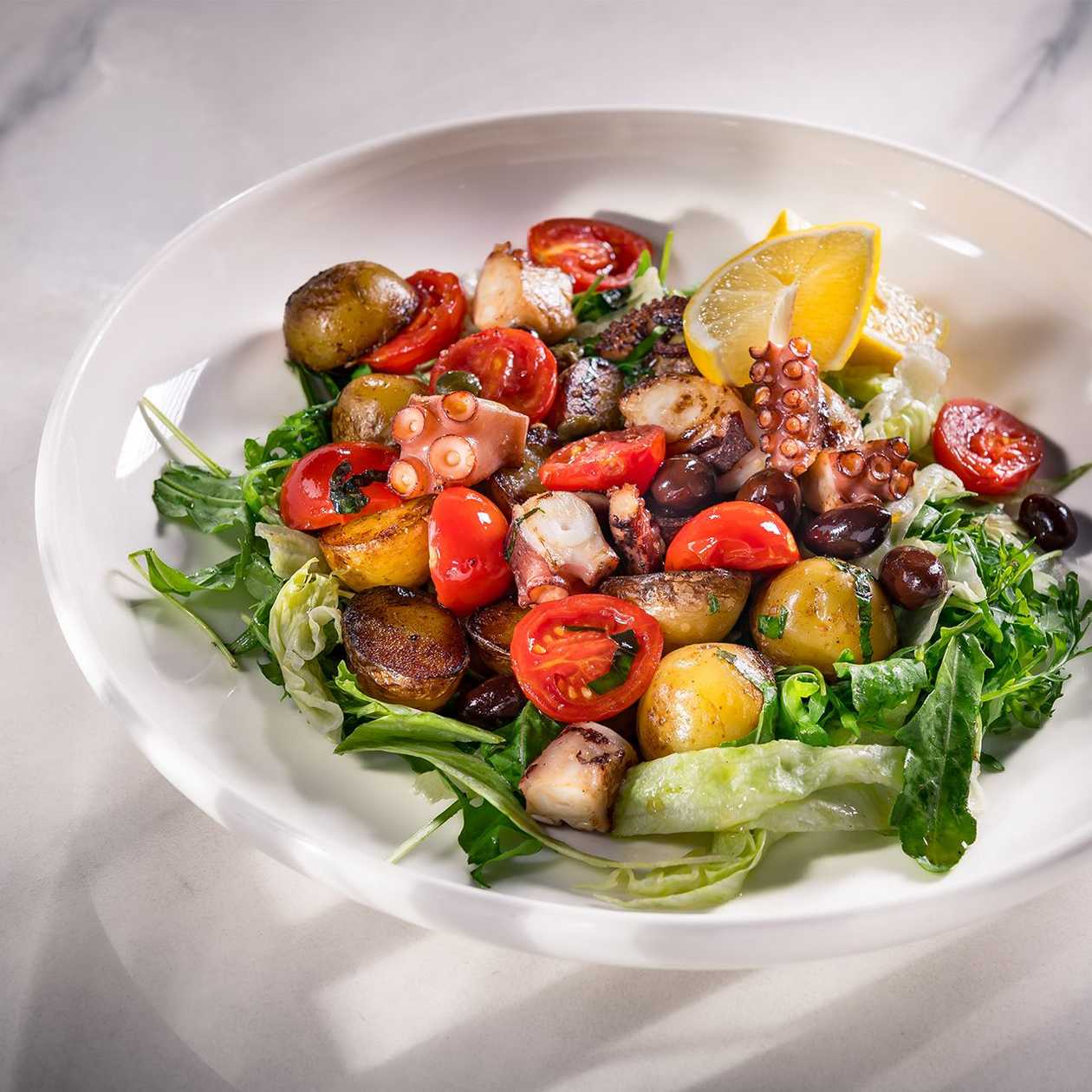 Salată Caldă de Caracatiță cu Cartofi Noi, Roșii, Măsline și Capere