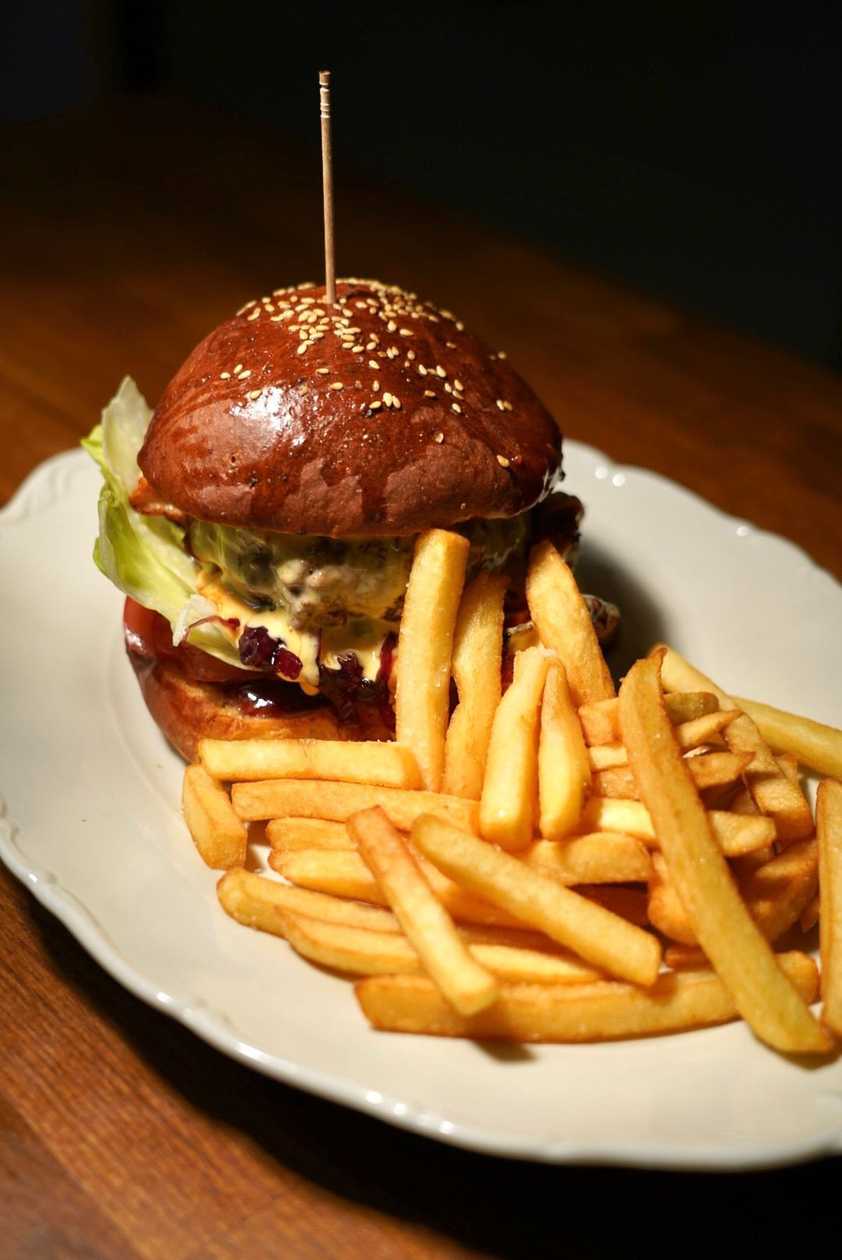 HOVĚZÍ BURGER V BRIOŠCE S HRANOLKAMI