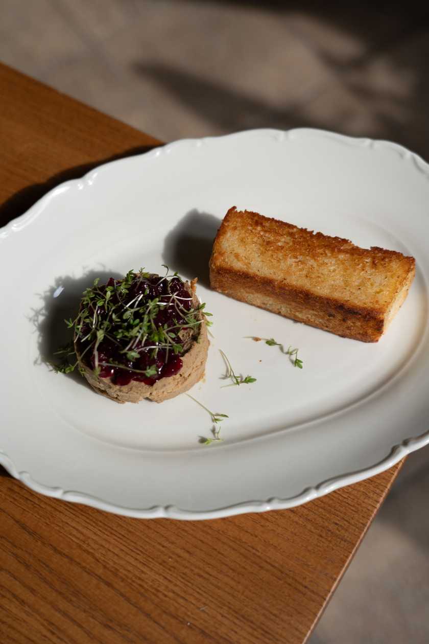 PAŠTIKA S ŘEMESLNÝM BRIOŠEM A BRUSINKOVOU OMÁČKOU