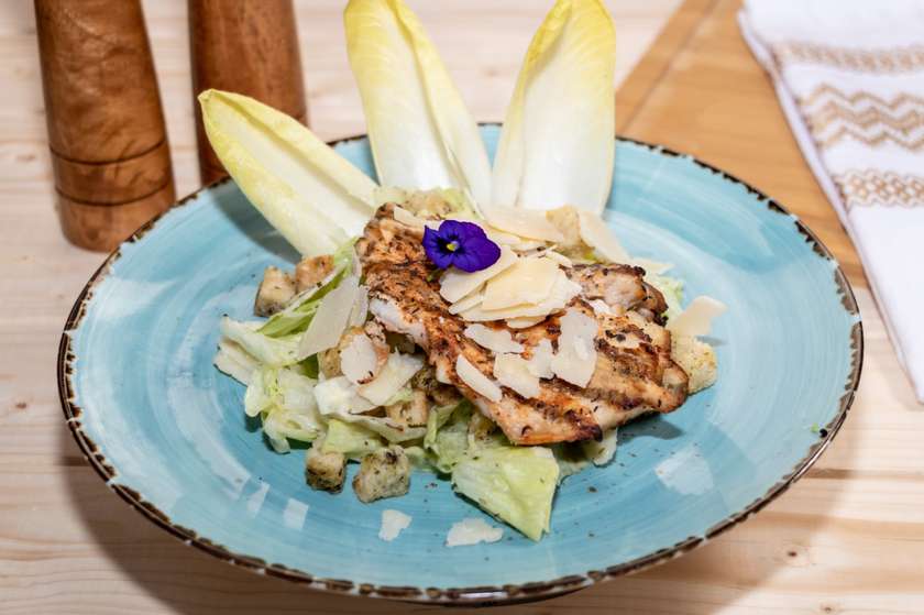 SALATA CAESAR CU PIEPT DE PUI