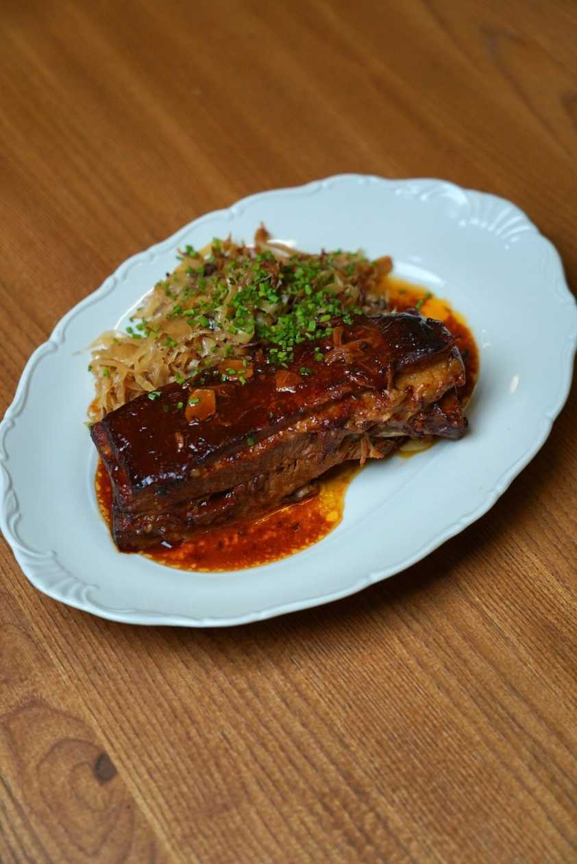 VEPŘOVÝ ŽEBÍRKA PEČENÁ V BBQ OMÁČCE S DUŠENÝM ZELÍM S ANGLICKOU SLANINOU 🍷