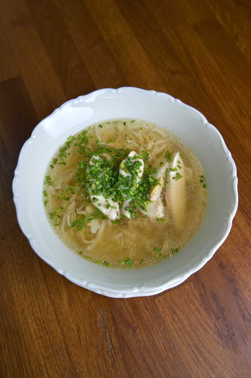 KLASIKA NA LŽÍCI – KUŘECÍ VÝVAR S NUDLEMI