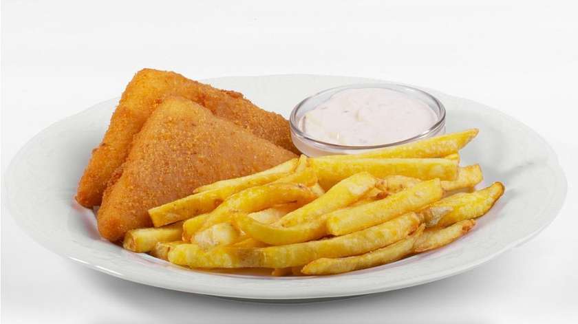 Fried Gouda cheese with fried chips and tartar sauce