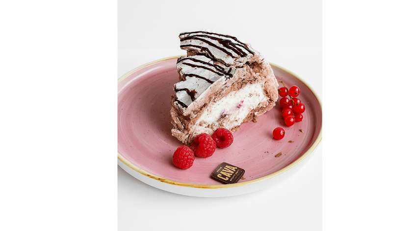 Bezowy tort malinowy Cava