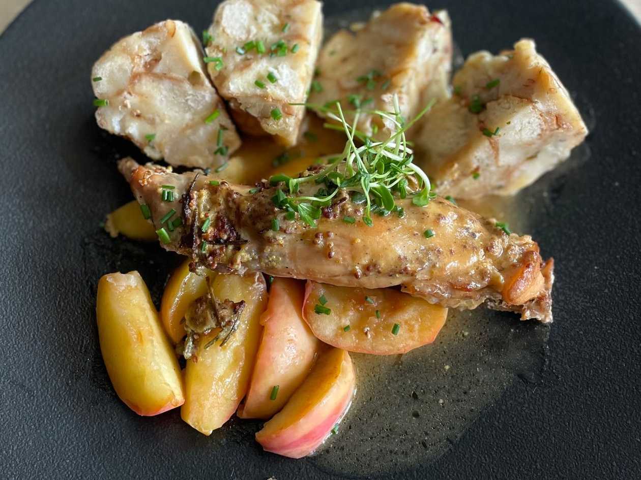 3.) Králík na hořčici s rozmarýnem podáváme s restovanými jablky a špekovými knedlíky