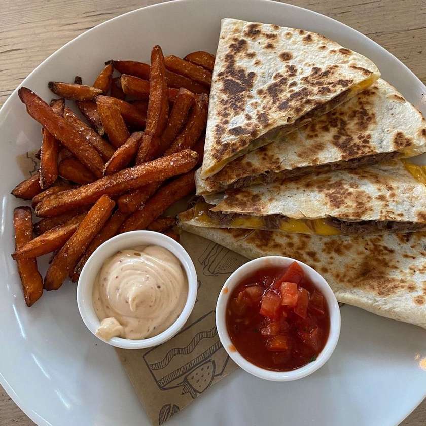 Quesadilla s trhaným hovězím masem, jalapenos, chedarem, batátovými hranolkami,chipotle majonéza a rajčatová salsa