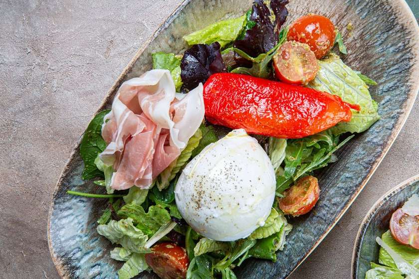 Mozzarella ja Crudo salat