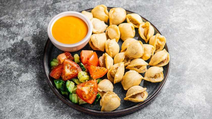 Pelmeenid salati ja kastmega