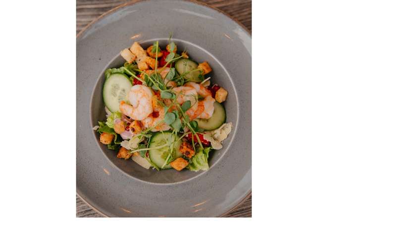 Sałatka pink cezar z krewetkami