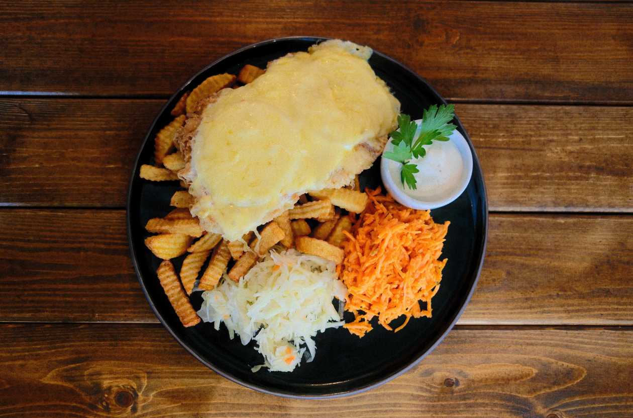 Vistas karbonāde ar ananāsiem un sieru