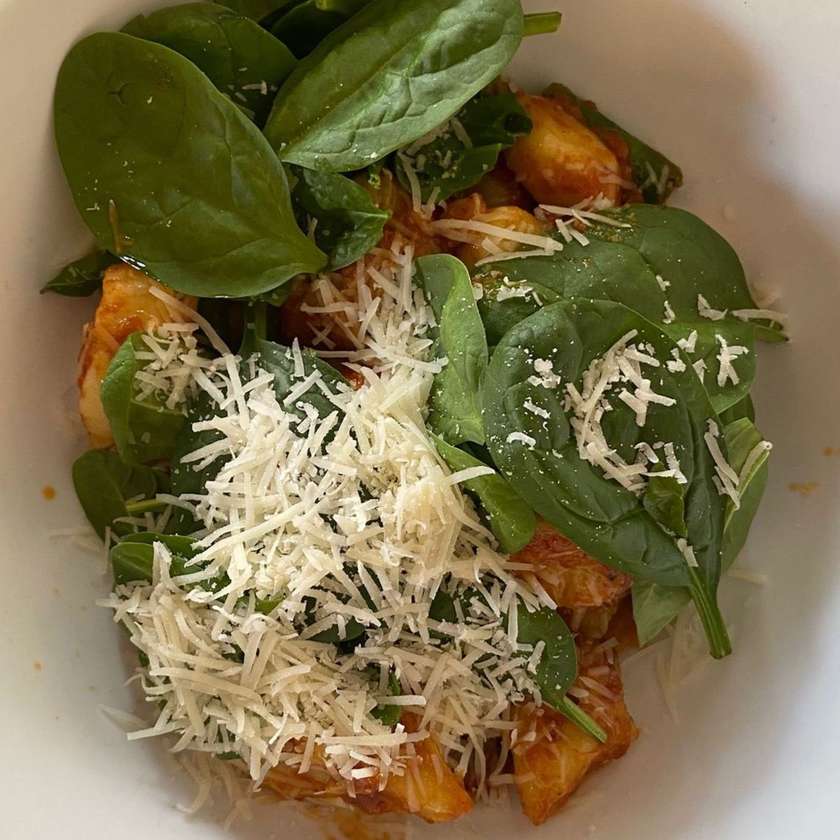 VEGE-Domácí bramborové noky se zeleným chřestem, baby špenát, pesto ze sušených rajčat s bazalkou, parmezán a bazalkové pesto