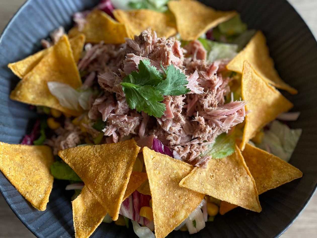 7.)Fit Mexický kukuřičný salát- tuňák, kukuřice, červená cibulka koriandr, olivový olej, šťáva z čerstvých limetek, nachos tortilla chips