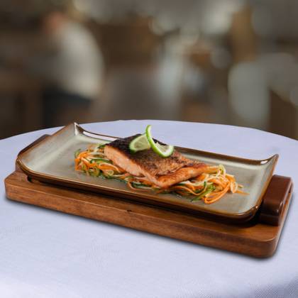 Somon la gratar cu legume proaspete 300g