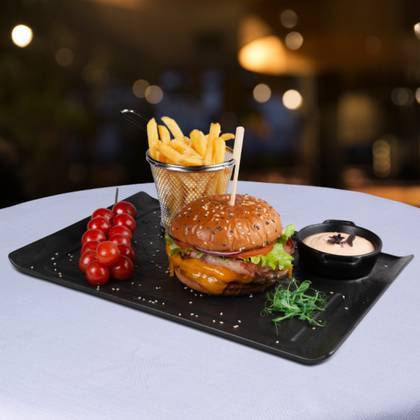 Meniu Burger de vita si bacon 550g