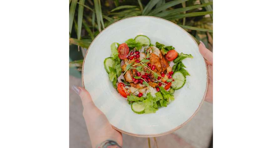 Sałatka pink cezar z kurczakiem