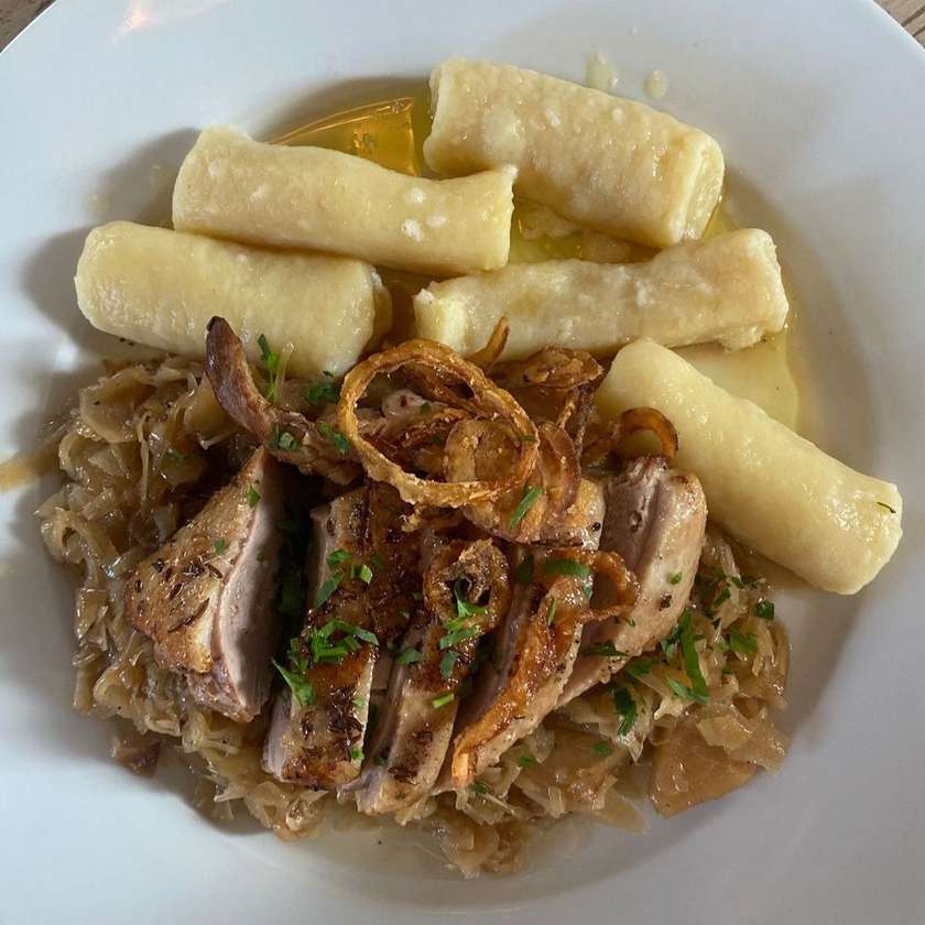 Konfitované kachní prso s dušeným bílým zelím s hruškami,bramborovým špalíčky a restovaná cibule