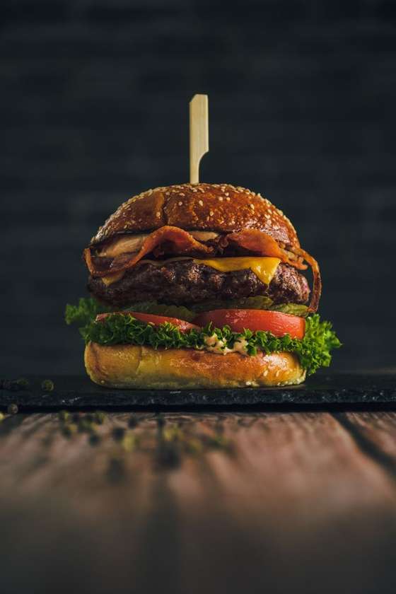 Menu: 140.Imperial Burger +  domáce hranolky (100g) + dresing