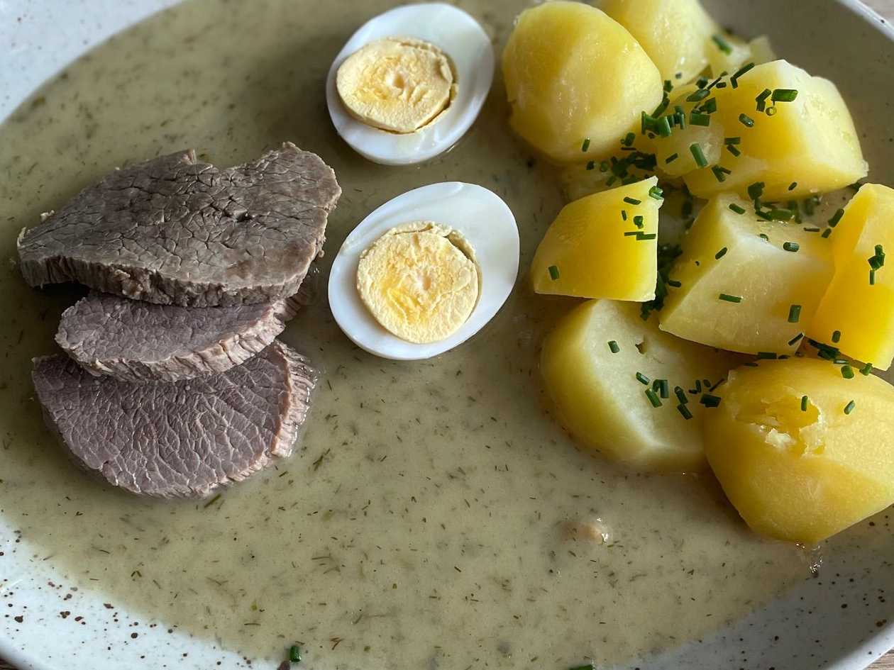 1.) Koprová omáčka s vařeným hovězím, vejce, vařený pažitkový brambor