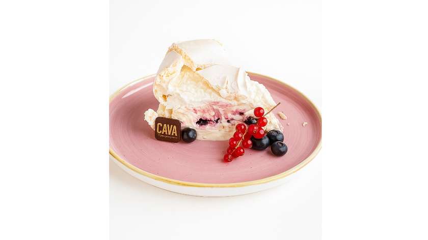 Bezowy tort kajmakowy z czarną porzeczką