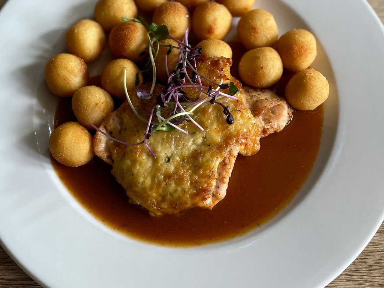 2.) Kuřecí steak se sýrovou krustou podávaný se smaženými bramborovými kroketami