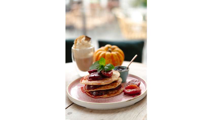 American pancakes z pieczoną śliwką