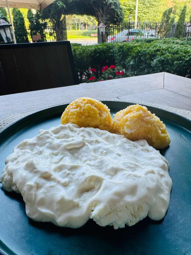 BRÂNZĂ CU SMÂNTÂNĂ ȘI MĂMĂLIGUȚĂ (500g)