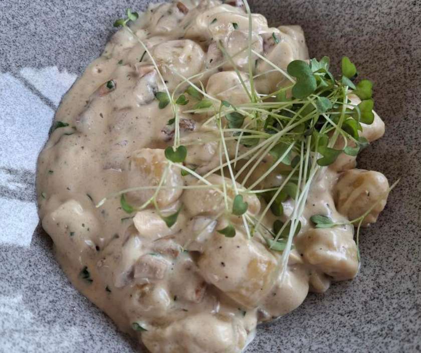 Gnocchi s vepřovou panenkou a hříbky