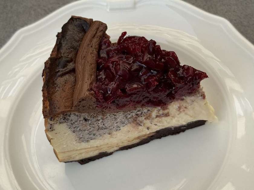 Баський з шоколадом,маком та томленою вишньою