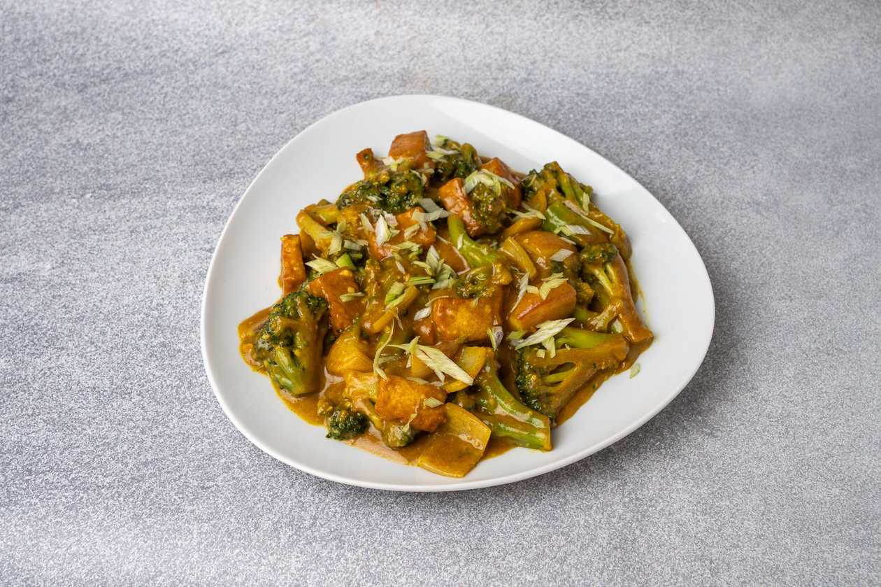 Broccoli, Onions Tofu in Curry Sauce