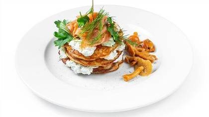 Bulviniai blynai su rūkyta lašiša ir varškės padažu