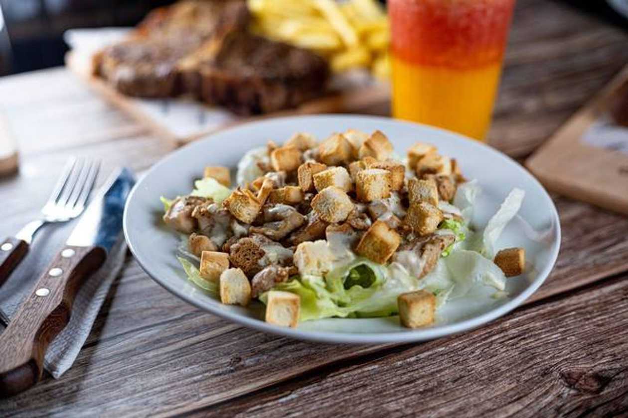 Salada Caesar