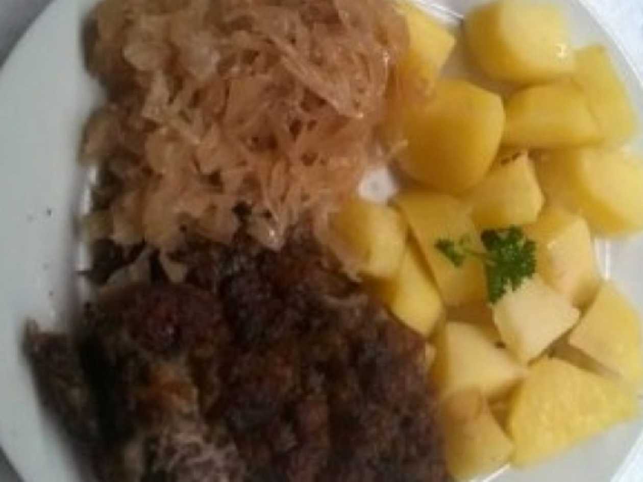 Pečený prejt, vařené brambory, zelí + polévka