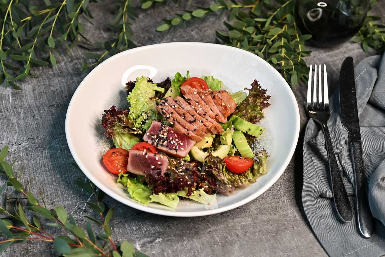 Grilled pink tuna salad