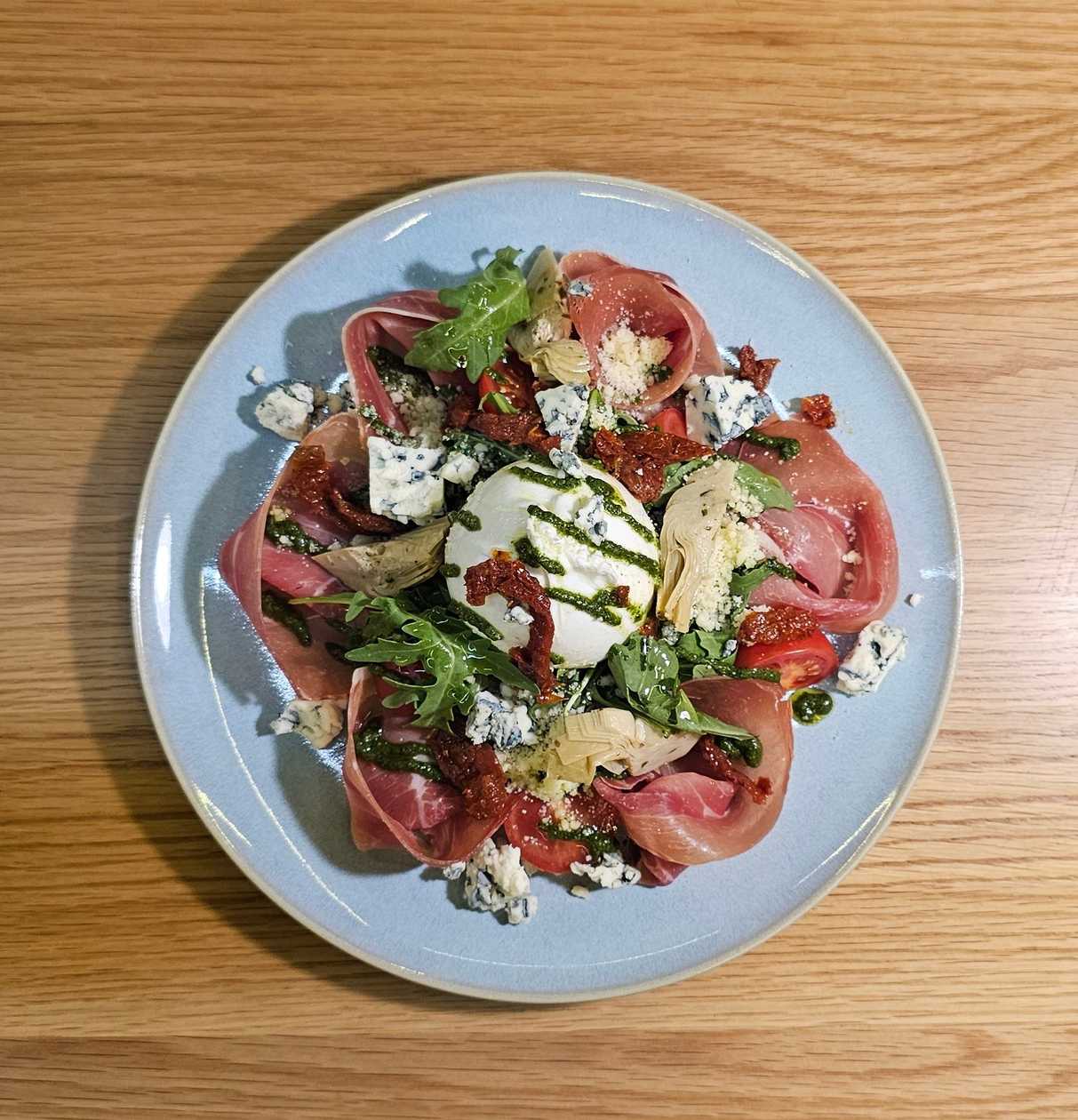Salad with cured ham, burrata and focaccia