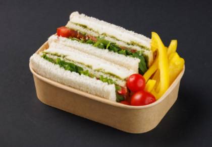 Sandwich cu pui, nachos, roșii cherry