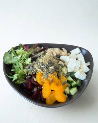 Bol cu Quinoa și Brânză Feta