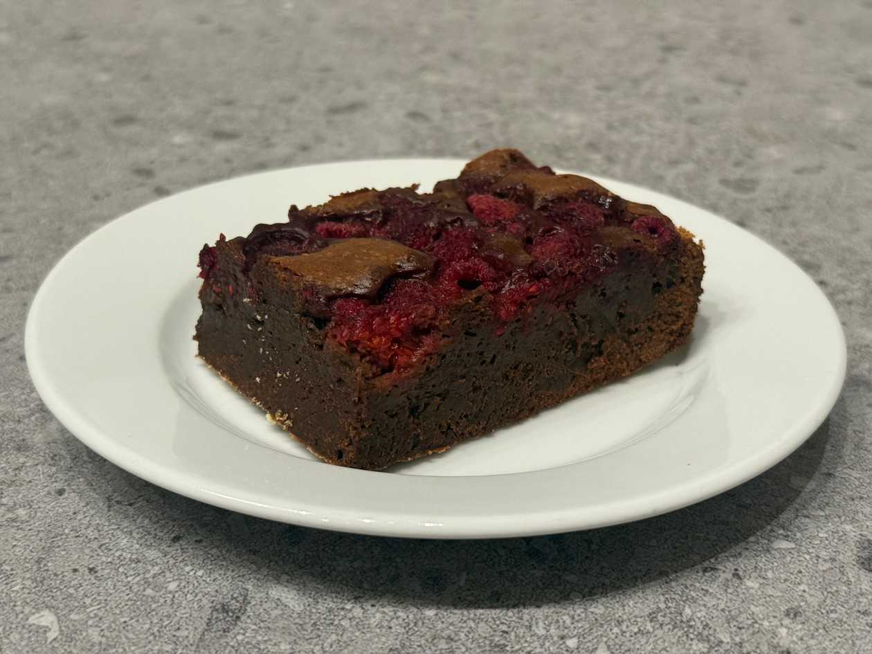 Brownie czekoladowe z malinami