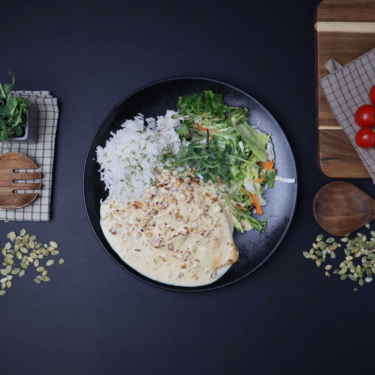 Chicken fillet in nut sauce