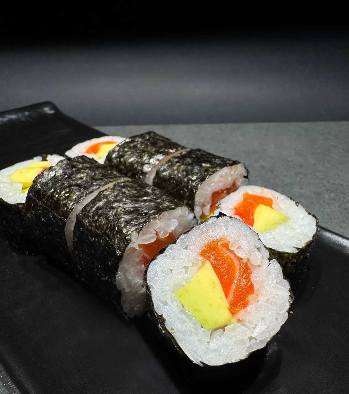 Maki salmon avocado