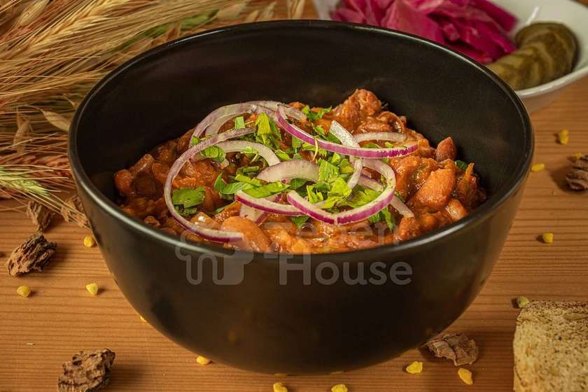 Lobio – fazuľa v paradajkovej omáčke s nakladanou zeleninou