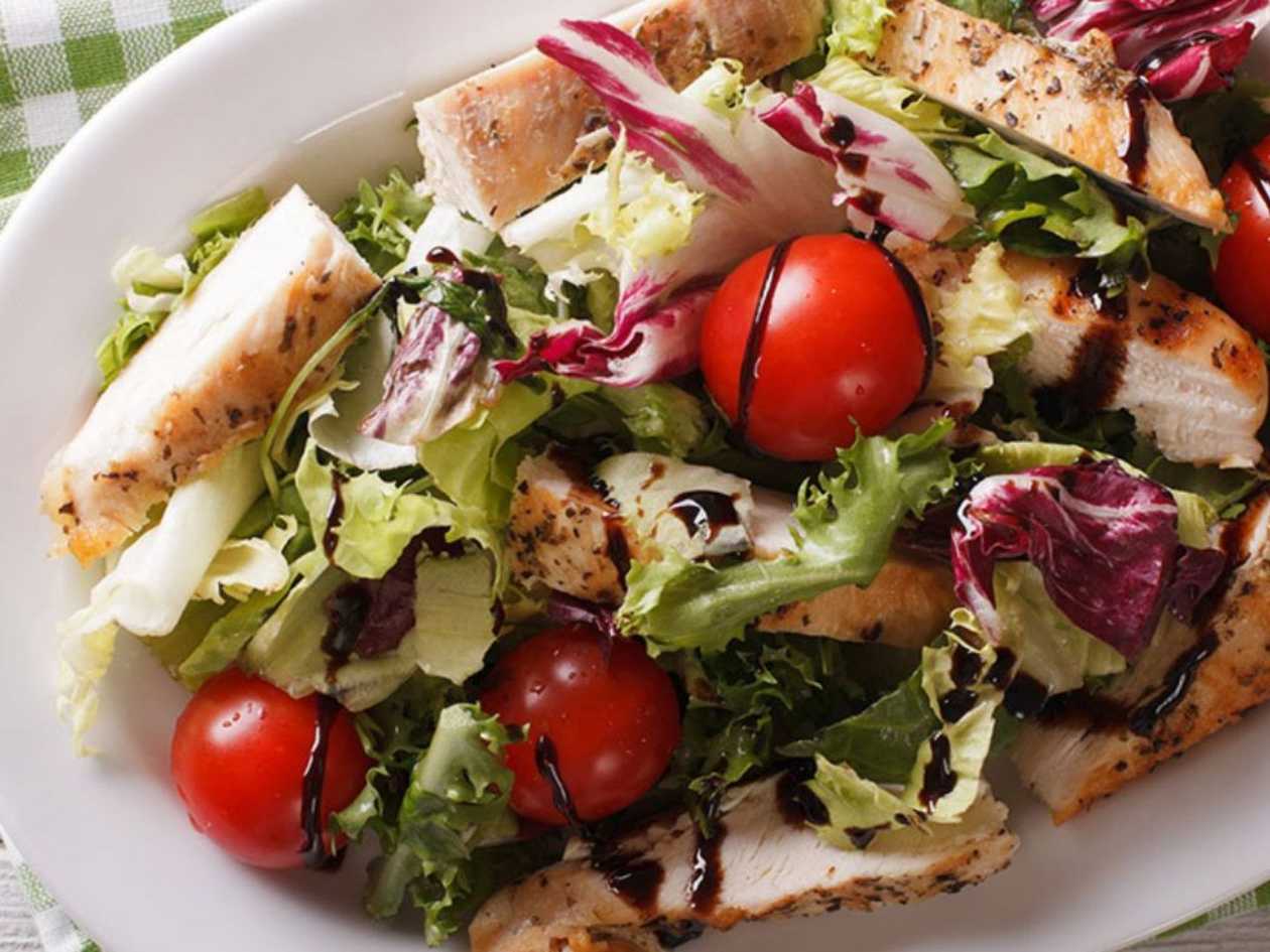 Salát s kuřecími prsíčky, mozzarella, cherry rajčata