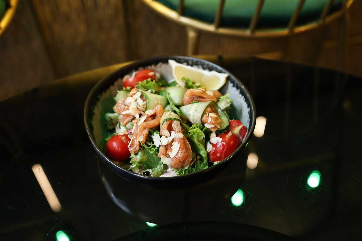Salad with lightly salted salmon (300g)