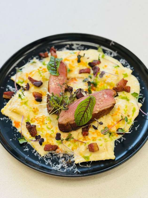 Ravioli Carbonara plnené tekvicou (350g), grilované kačacie prsia (150g)