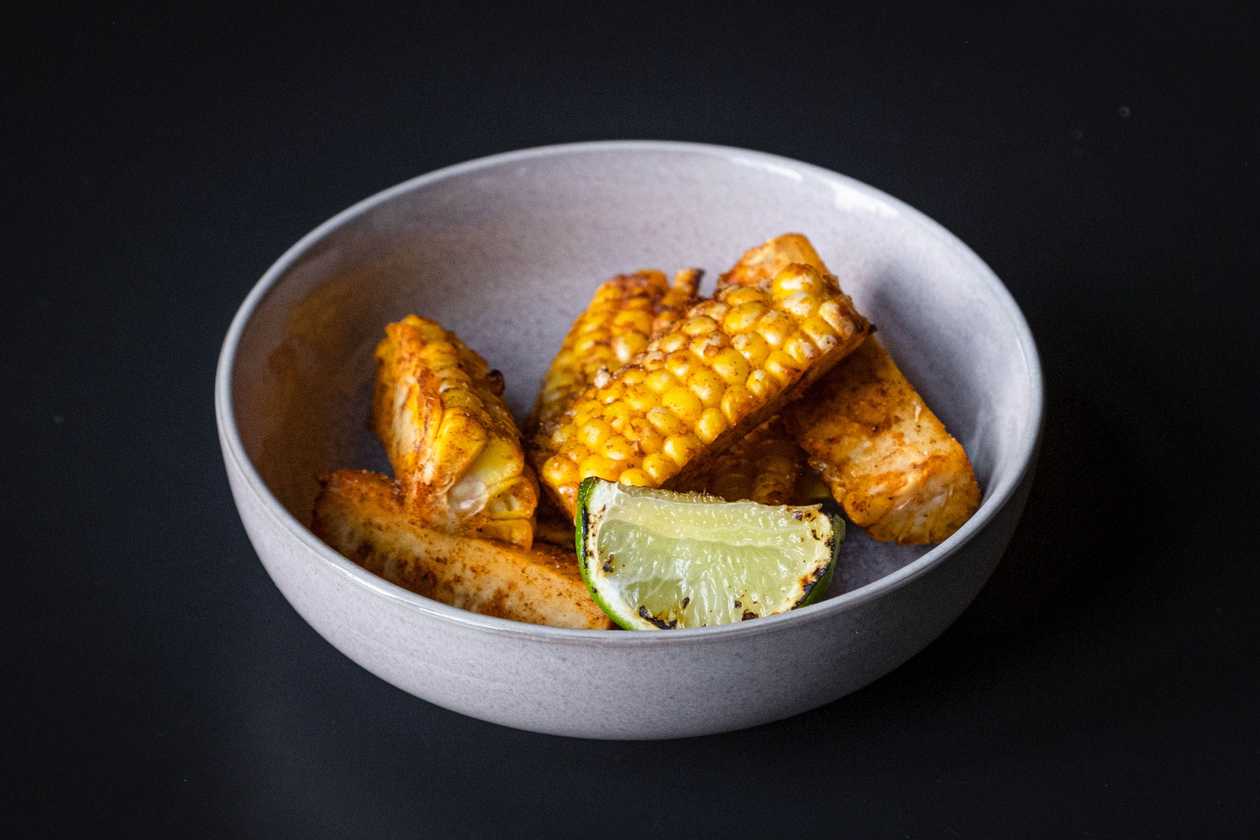 Grilled corn cobs with grilled lime