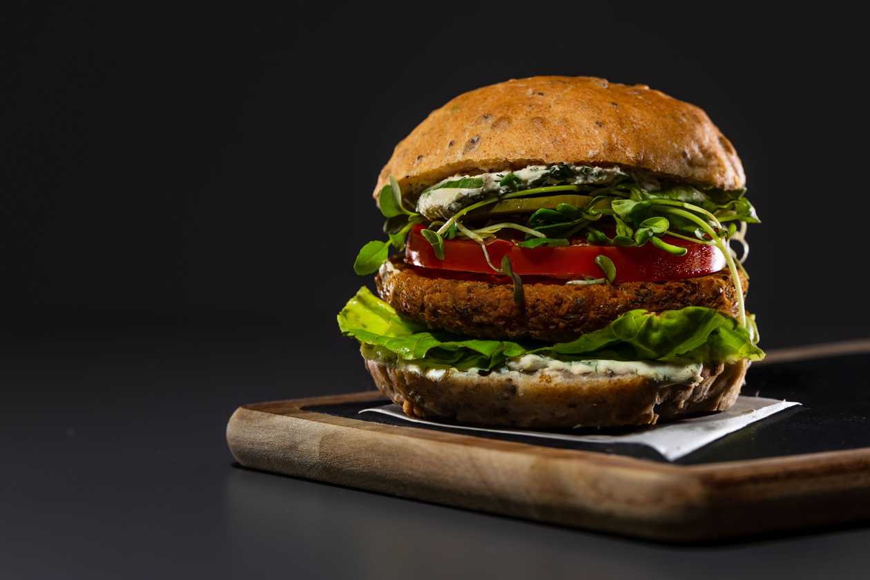 burger rawdia cu maioneza si sos rosu