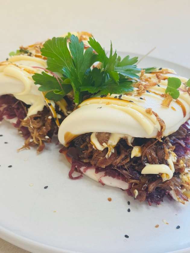 Bao žemľa s trhaným kačacím mäsom, japonskou majonézou, unagi omáčkou a arašidmi (450g)