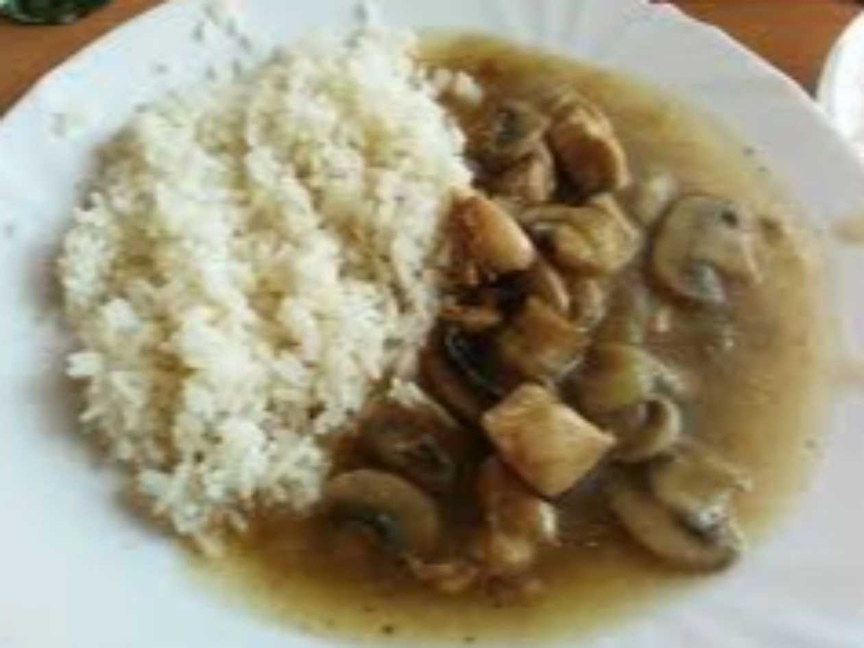 Kuřecí nudličky na žampionech, rýže + polévka